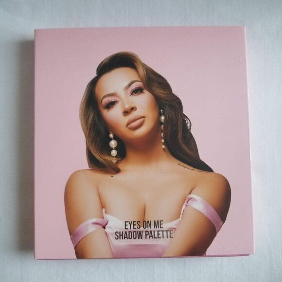 Beauty Creations Cosmetics - Bevettexo Eyes on me Shadow Palette - Picture 4 of 10